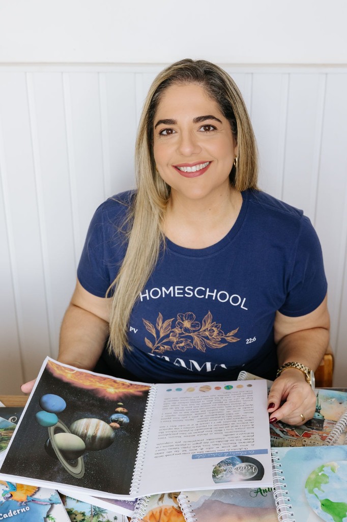 Luciana Grosz com materiais dos Currículos Via Bella